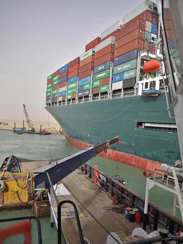El-buque-que-bloquea-el-canal-de-Suez-210