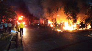 Incendio destruye casas de lámina de adultos mayores en Mejicanos