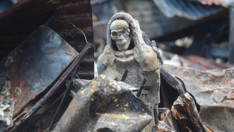 This is the escalating image of Santa Muerte that sorevivio the fire that consumes local and the market of Santa Ana |  El Salvador News – elsalvador.com