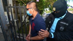 Policía enfrenta juicio acusado de matar a su pareja en Santa Cruz Analquito