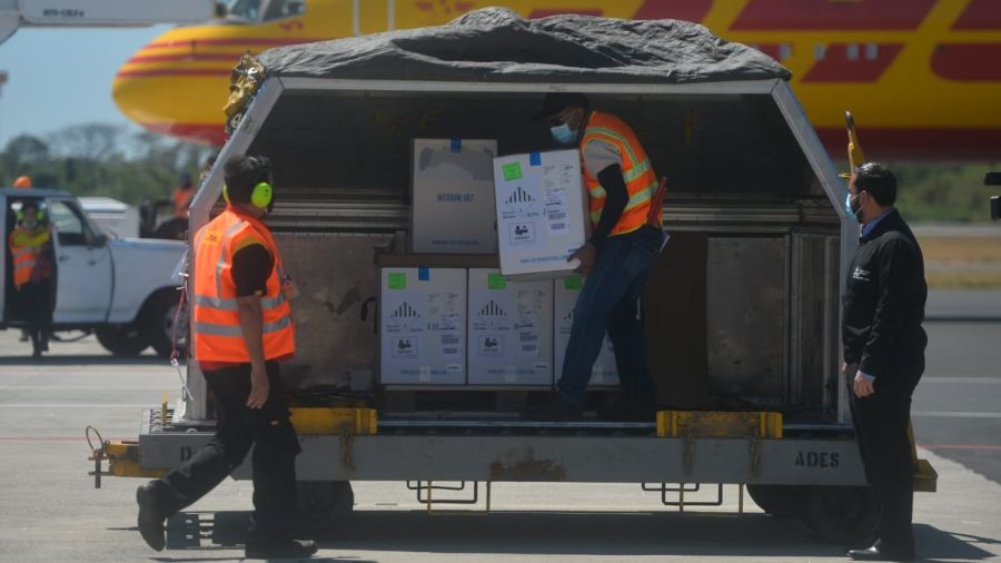 A new batch of vaccines donated by COVAX, the first doses of Pfizer, arrives in El Salvador