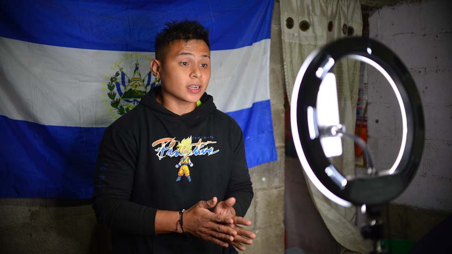 Nelson-Adonay-Contreras-tiktoker-ahuachapaneco-deportado-que-ayuda-a-los-demas