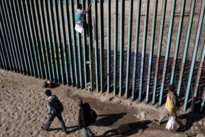 Expertos en migración alertan a no creer en "coyotes" que "están vendiendo la idea de que las fronteras (de EE. UU.) se van a abrir"