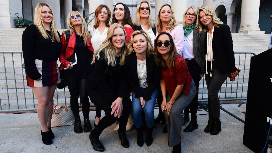 Un grupo de actrices de Hollywood y otros, parte de un grupo de Silence Breakers que han luchado por la justicia al hablar sobre la conducta sexual inapropiada de Harvey Weinstein, posan durante una conferencia en febrero de 2020 en Los Ángeles. Foto / archivo AFP