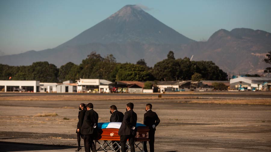 volcan-pacaya-hace-erupcion-durante-entrega-de-resto-de-migrantes-guatemaltecos9