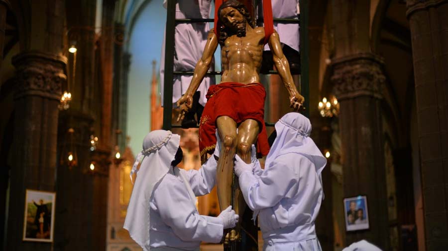 Con-los-santos-oficios-es-la-bajada-de-Cristo-luego-de-ser-crucificado01