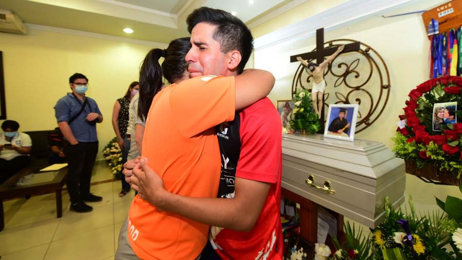 Emotiva despedida a Luis Merino runner salvadoreno que murio tras ser arrastrado por las olas13