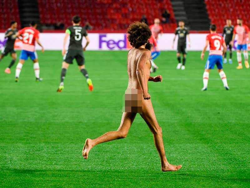 Hombre-desnudo-invade-cancha-durante-el-encuentro-entre-Granada-y-el-Manchester-United-270