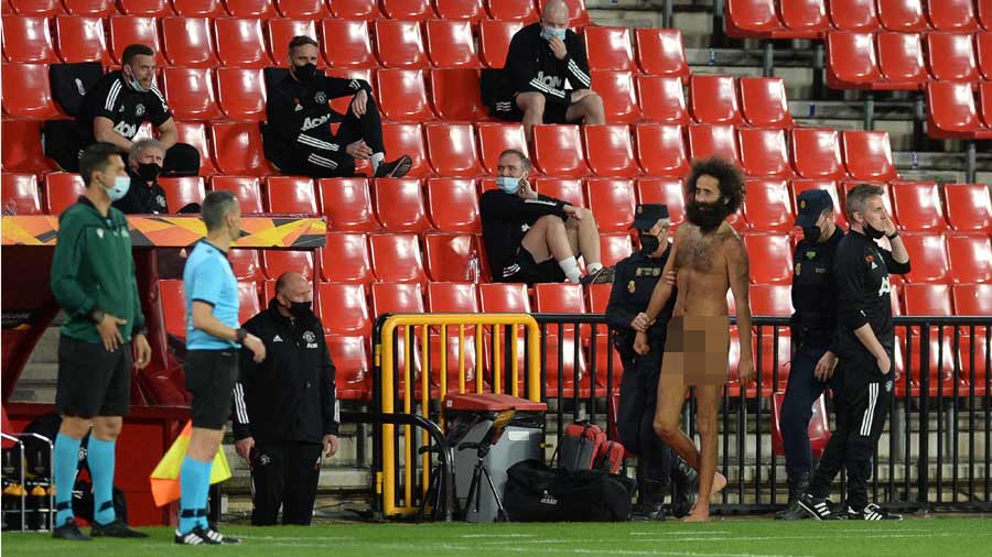 Hombre-desnudo-invade-cancha-durante-el-encuentro-entre-Granada-y-el-Manchester-United-271