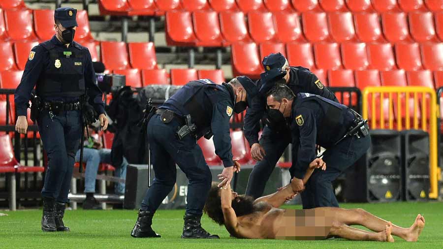 Hombre-desnudo-invade-cancha-durante-el-encuentro-entre-Granada-y-el-Manchester-United-273