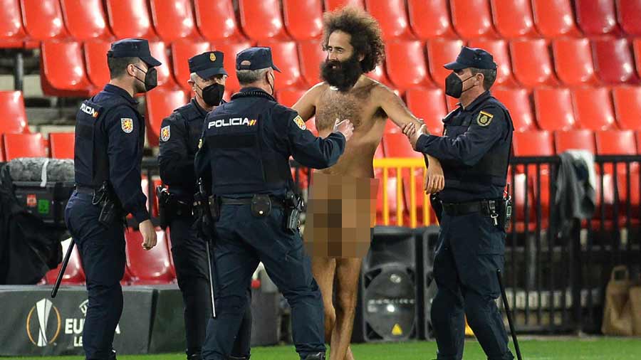 Hombre-desnudo-invade-cancha-durante-el-encuentro-entre-Granada-y-el-Manchester-United-274
