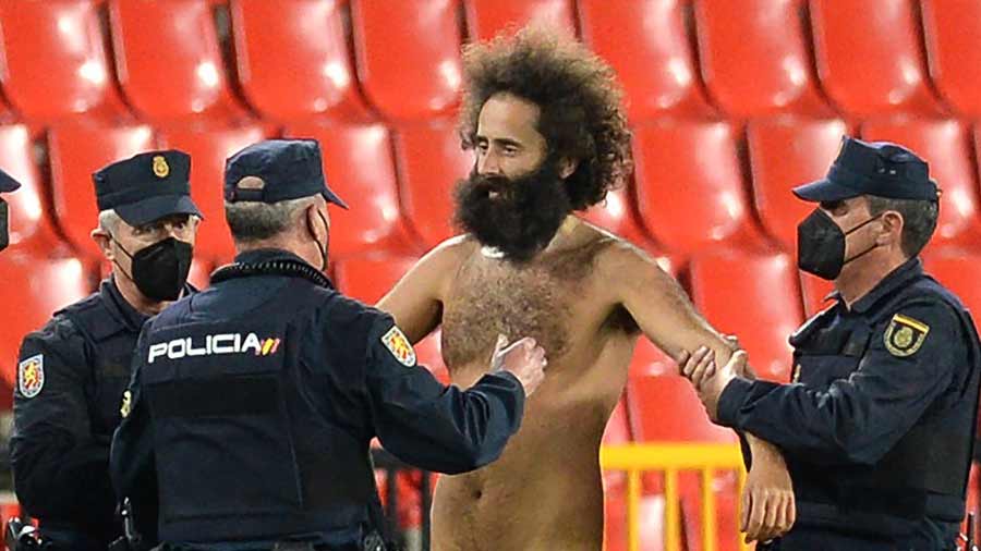 Insólito Hombre desnudo invade cancha durante el encuentro entre Granada y el Manchester