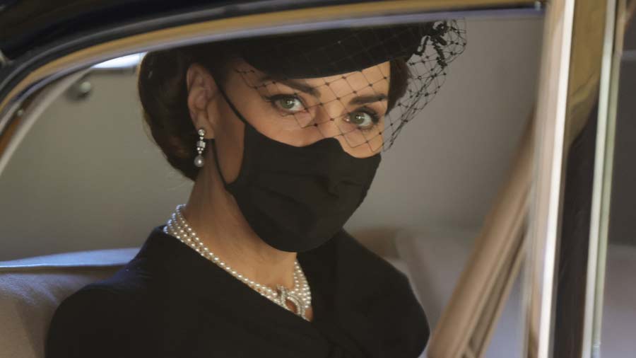 Kate-Middleton-y-su-deslumbrante-look-en-el-sepelio-del-esposo-de-la-Reina-Isabel-(2)