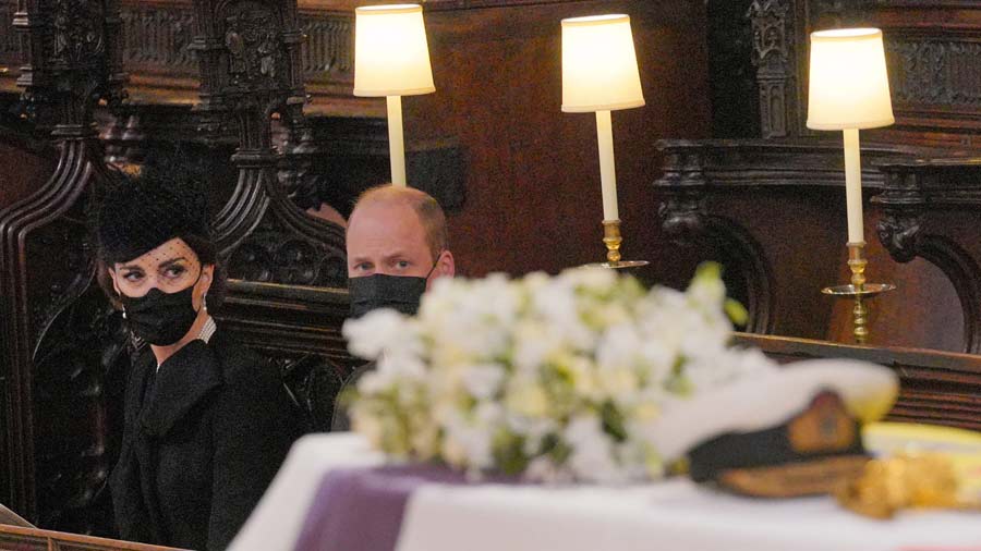 Kate-Middleton-y-su-deslumbrante-look-en-el-sepelio-del-esposo-de-la-Reina-Isabel-(3)