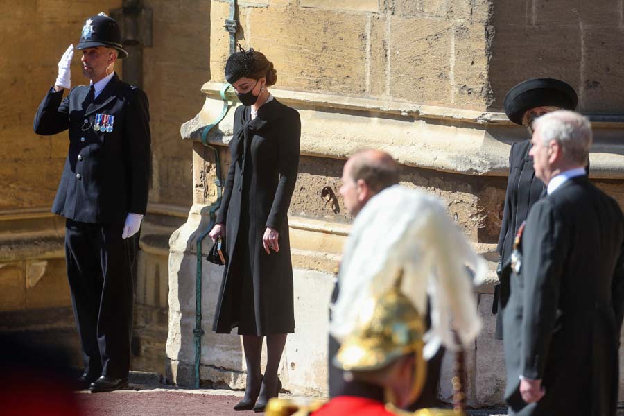 Kate-Middleton-y-su-deslumbrante-look-en-el-sepelio-del-esposo-de-la-Reina-Isabel-(5)