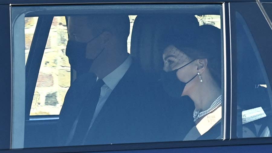 Kate-Middleton-y-su-deslumbrante-look-en-el-sepelio-del-esposo-de-la-Reina-Isabel-(6)