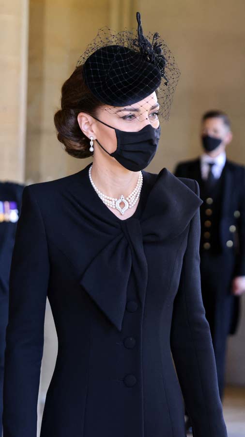 Kate-Middleton-y-su-deslumbrante-look-en-el-sepelio-del-esposo-de-la-Reina-Isabel-(7)