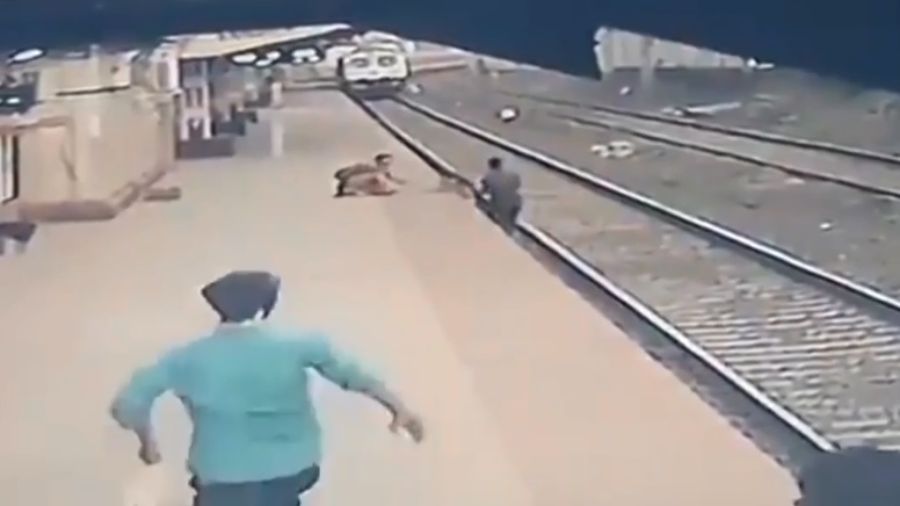 VIDEO: The heroic rescued by a child just before being shot by a train in India