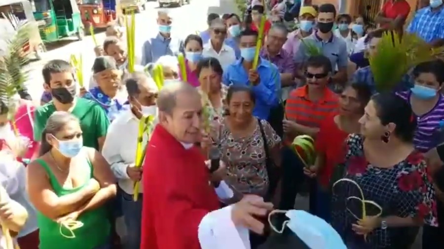 VIDEO: Honduran priest snatches the masks of the faithful and forbids them to enter the masses