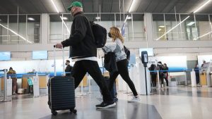 Nuevos países imponen restricciones a viajeros de China ante brote del covid
