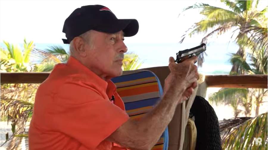 I do not care!  Andrés García pulls out his gun and shoots in the middle of an interview with Yordi Rosado