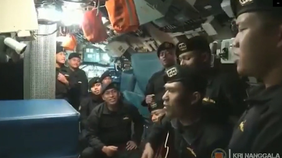 Video: An emotional song by the crew of an Indonesian submarine saying goodbye before they die