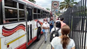 Buseros dicen que alzas de combustible les han elevado costos en más de $100,000