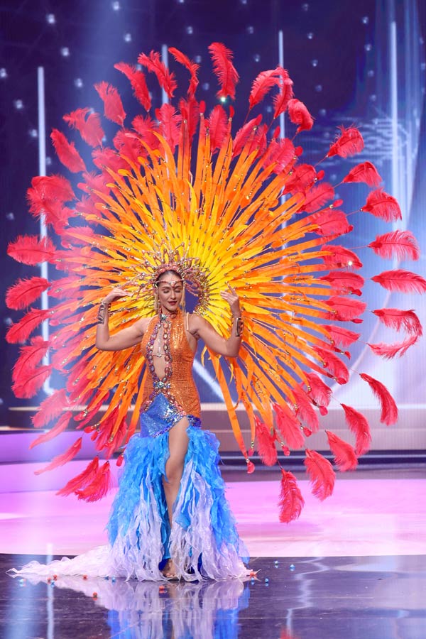 Miss El Salvador destaca con su atuendo típico en el certamen Miss