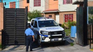 Un carro patrulla de la Policía sale de la residencial privada Villa Flores en Ilopango. Foto EDH/ Archivo