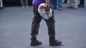 Vendedor enviado a juicio por acuchillar a persona que no le quiso comprar