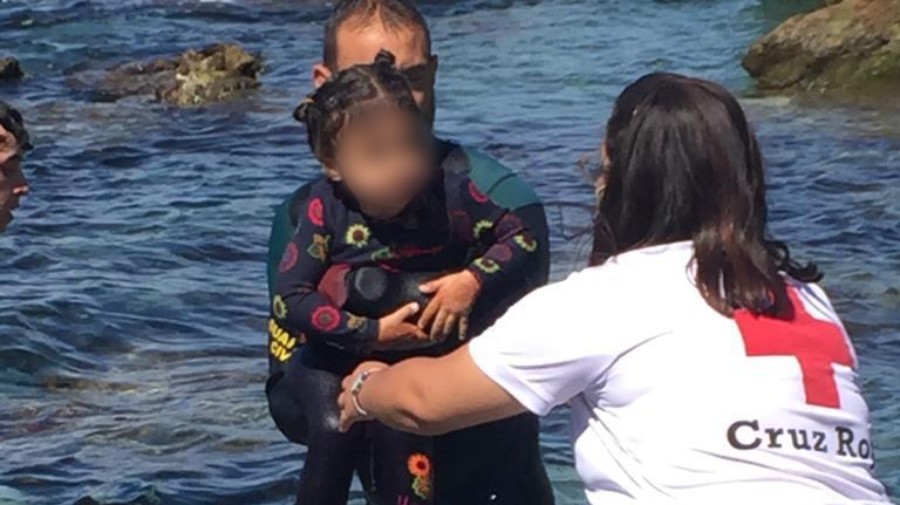 Drama humano! Momento en el que bebé migrante, de dos meses, que flotaba en  el agua fue rescatado en el mar de Ceuta | Noticias de El Salvador