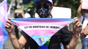 Juzgado autoriza el primer cambio de nombre a hombre trans
