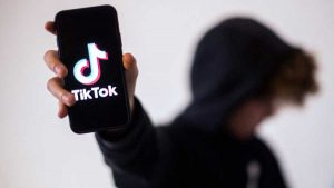 Solicitan retiro de TikTok de la tienda de aplicaciones Apple y Google