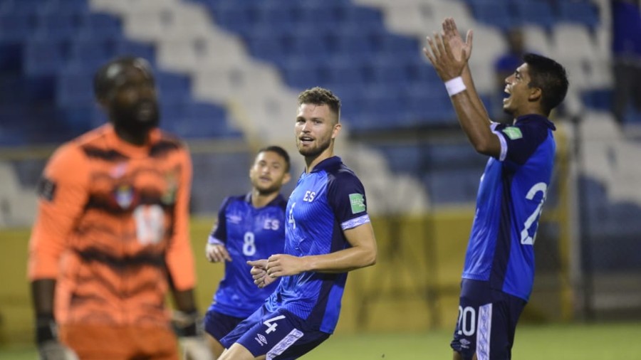 Eriq Zavaleta en jugada del partido de la fecha 6, fase 1 de las Eliminatorias Mundialistas de Concacaf entre El Salvador y Antigua y Barbuda en el Estadio Cuscatlán. Foto EDH / Jessica Orellana