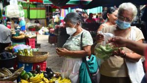 "Gobierno debe regular precios de alimentos y tarifas de pasajes de transporte público", dice Centro de Defensa del Consumidor
