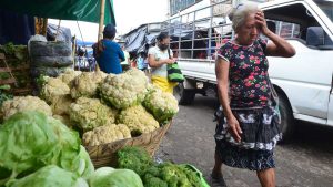 Los salvadoreños  compran menos  alimentos por alza de precios
