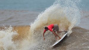 Un salvadoreño en la élite mundial del Surf