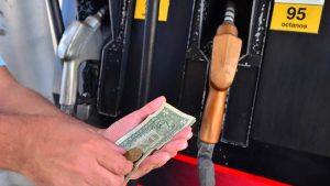 ¿Cuánto pagan los salvadoreños en impuestos por cada galón de combustible?