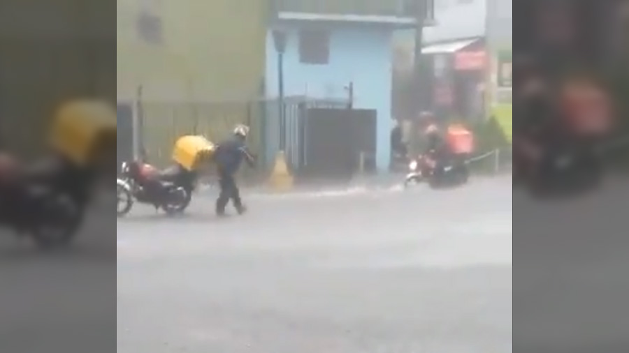 VIDEO: Repartidor de comida ayuda a otro que se había quedado atascado en las inundaciones de esta tarde en Santa Tecla - Vimarsana News