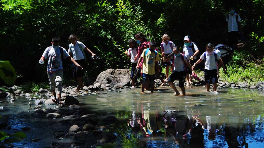 Alumnos retan al caudal del río para poder llegar a la escuela - Vimarsana News