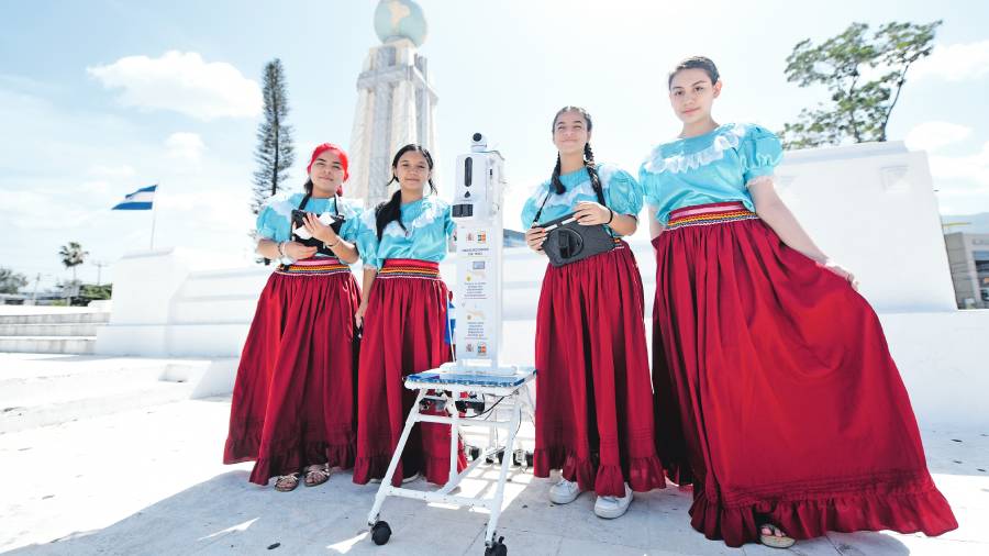 Alumnas crean robot para apoyar en la prevención de contagios de COVID-19 - Vimarsana News