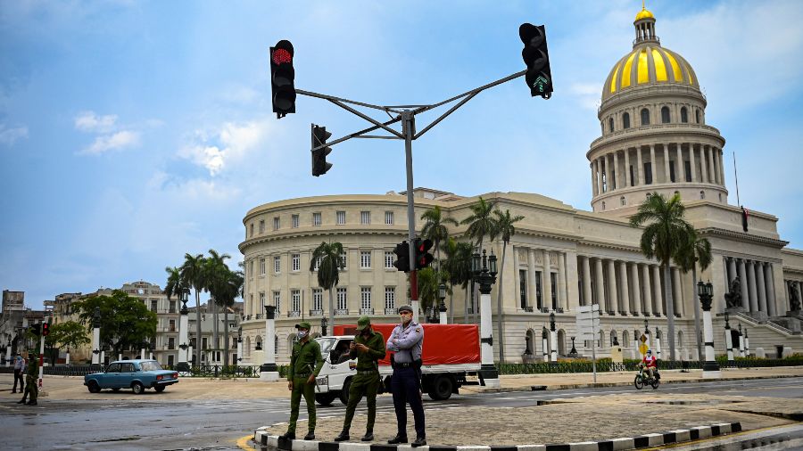 Una semana después de las protestas en Cuba, la Policía y militares se toman las calles - Vimarsana News