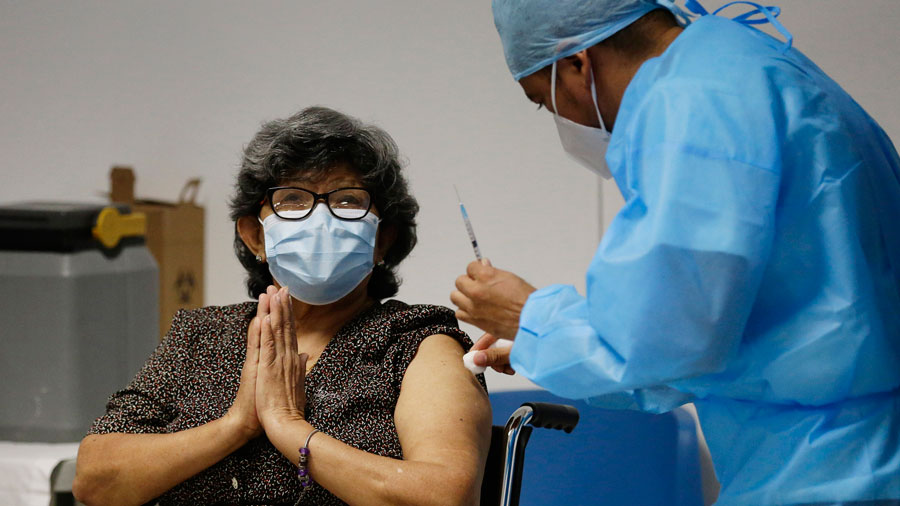 El Ministerio de Salud comienza la vacunación de adultos mayores en un asilo de San Salvador