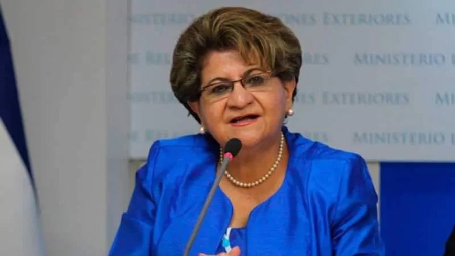 EN DESARROLLO: Exministra Violeta Menjívar fue detenida por la Policía sin darle explicaciones, denuncia FMLN - Vimarsana News