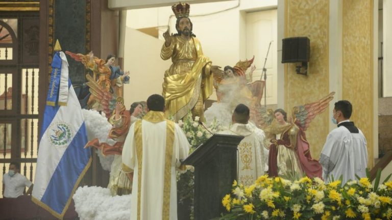 Bajo medidas de bioseguridad, celebran misa en honor al Divino Salvador ...