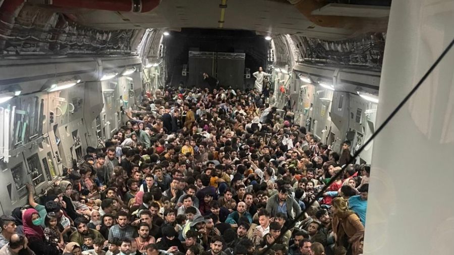 Impressive photo: More than 600 Afghans were able to escape from the Taliban on a military plane