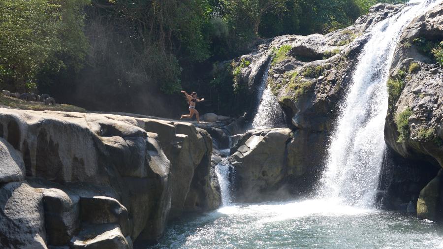 Visita en vacaciones de agosto el Salto de Malacatiupán, una cascada de agua termal ubicada en el municipio de Atiquizaya, en el departamento de Ahuachapán, en El Salvador. Malacatiupán es una palabra de origen nahuat que significa: (Templo Redondo). Foto EDH : René Quintanilla