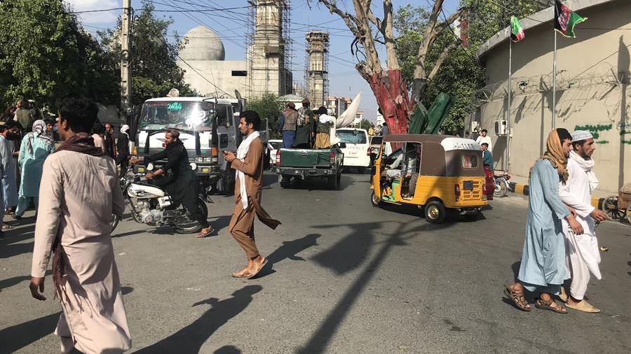 Los talibanes entran en Kabul y el presidente afgano ...