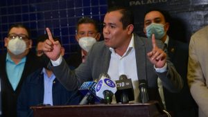 Economistas: medida del gobierno no resuelve el pago de la deuda de El Salvador