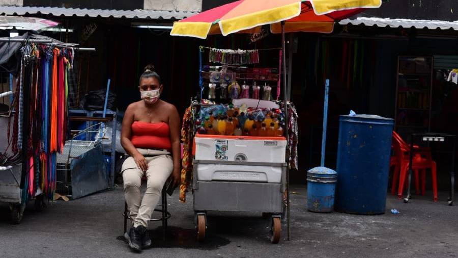 "Nuestro único delito es vender en la calle": Vendedores son desalojados del Centro Histórico - Vimarsana News